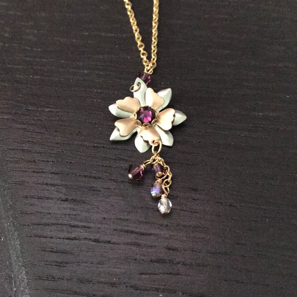 Gold tone flower necklace.
